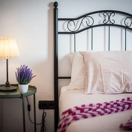 1 Charming Conde Private Garden Pool, Bbq! Вілла