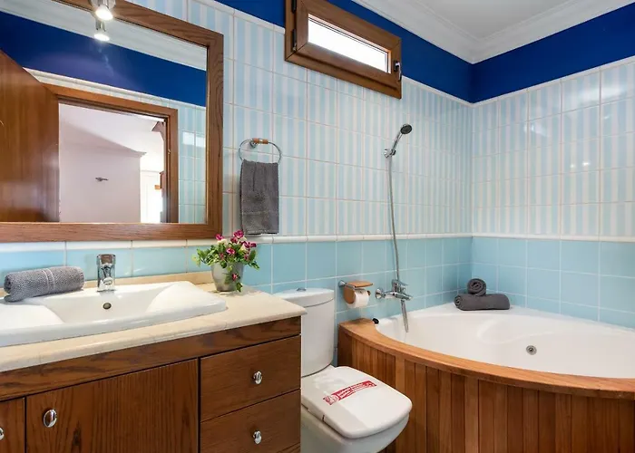 1 Charming Conde Private Garden Pool, Bbq! *